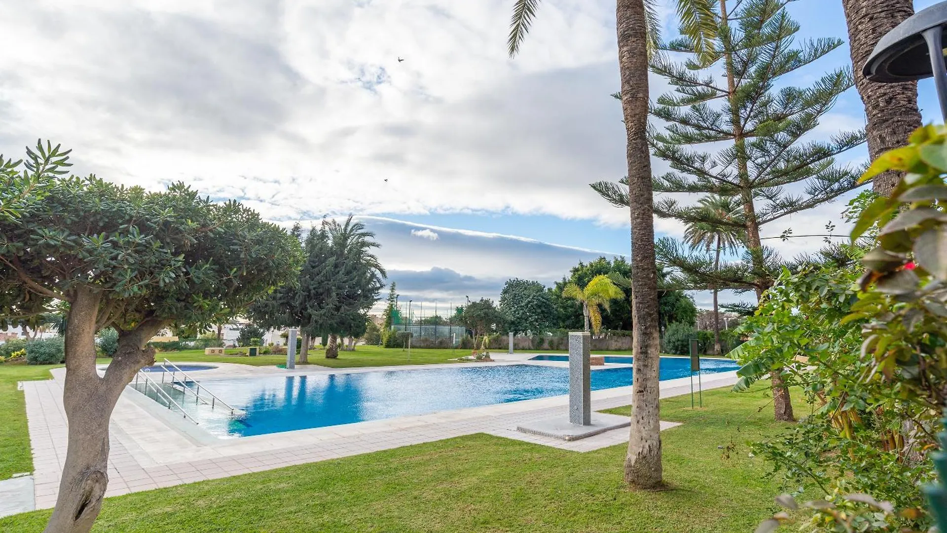 דירה טורמולינוס Estudio Torre Colina Con Piscina